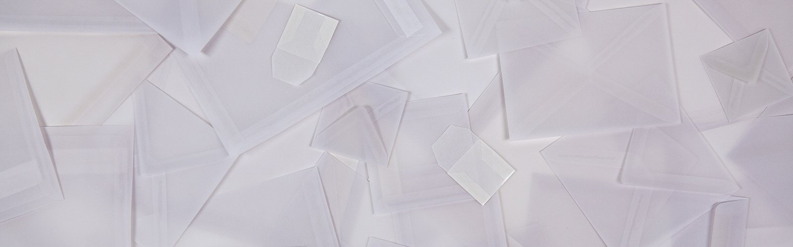 Transparante witte enveloppen