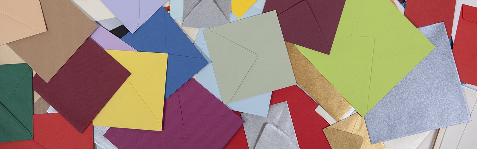 Vierkante gekleurde enveloppen