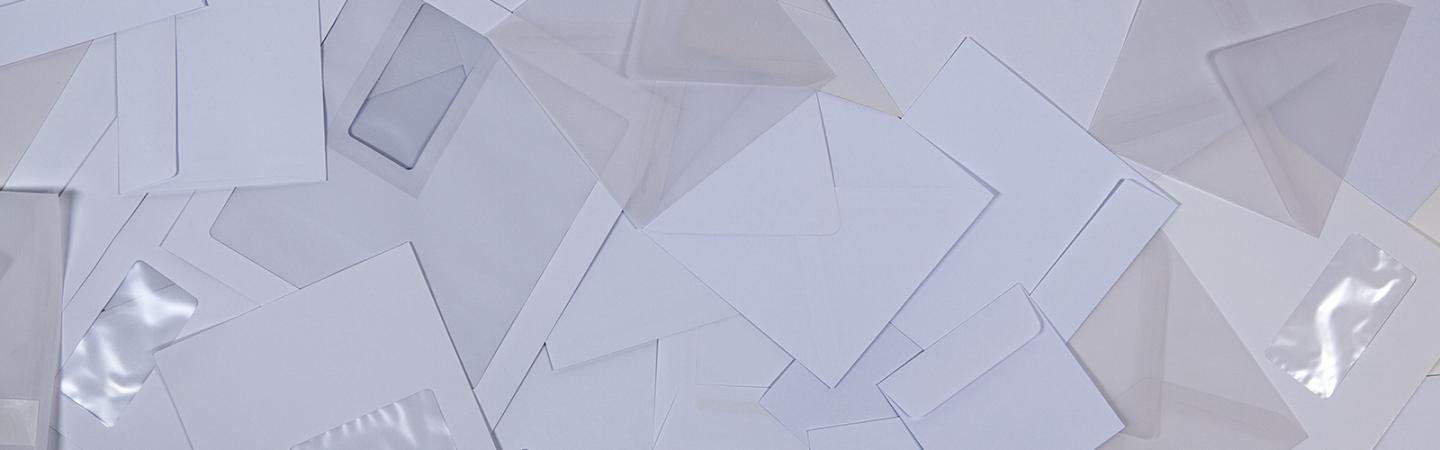 Vierkante witte enveloppen